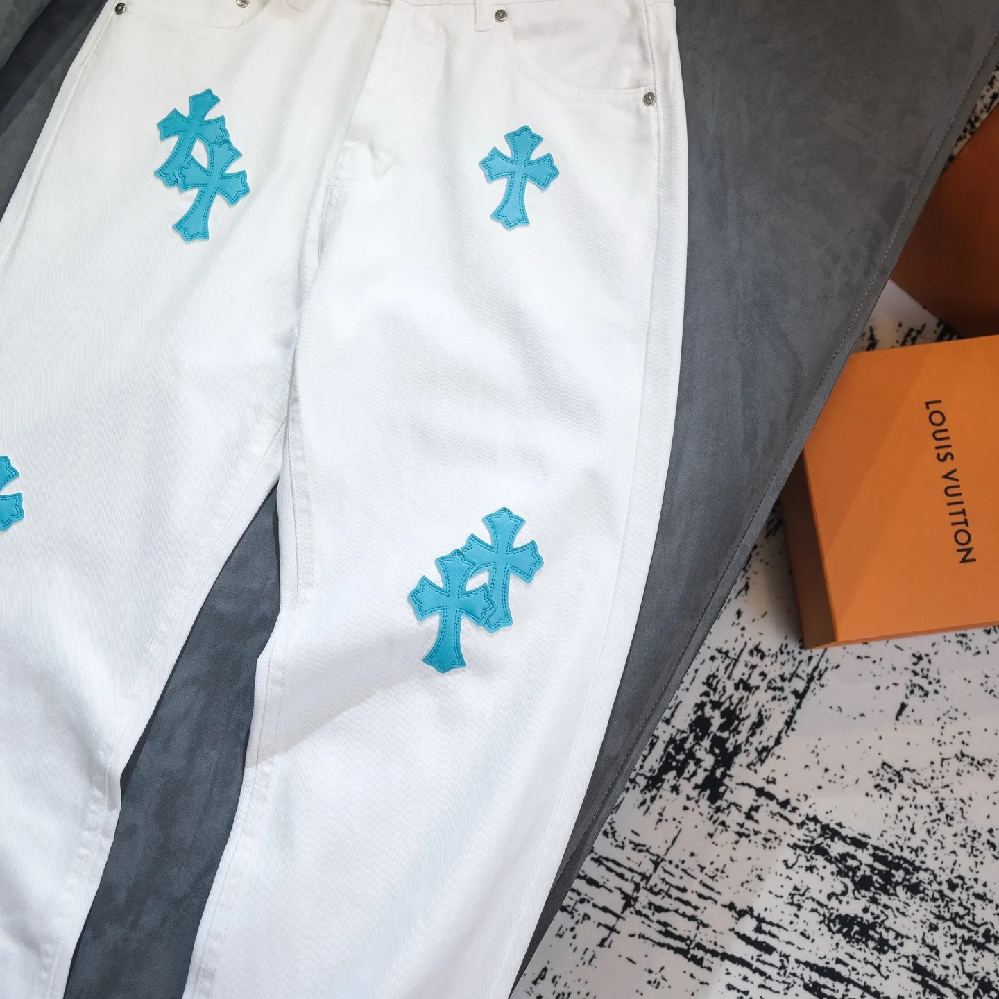 P240 Chrome Hearts Chrome Hearts 2025 New Ice Blue Cross Patch Leather Couple Style Washed Loose Jeans. Styles with different wash textures are very friendly to people with thin legs and thick legs. The straight and loose version is very flattering to the leg shape. The timeless moderate length makes it easy to match casually. It is the basis of various styles and is a must-have in the wardrobe! The fabric is stiff but also makes the upper body soft without losing texture. The washing process is even more perfect. It is a must-have item for everyone! ! ! Size: 28/30/32/34 Waist: 73/78/83/88 Hips: 99/104/109/114 Pants length: 102/104/106/108